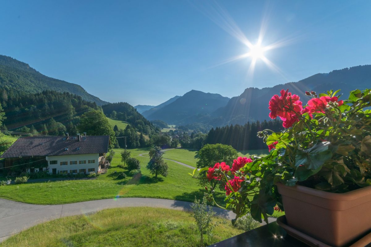 Yogapraxis im Freien mit Blick auf die Berge